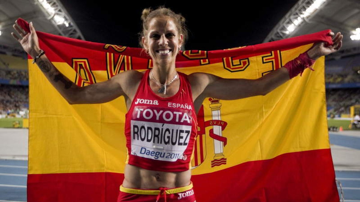 Natalia Rodríguez celebra con la bandera nacional la medalla de bronce en los 1.500 metros.