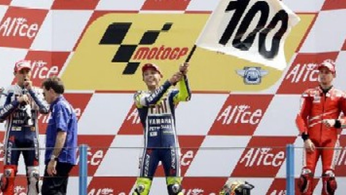 Valentino Rossi celebra en el podio su triunfo en el Gran Premio de Holanda.
