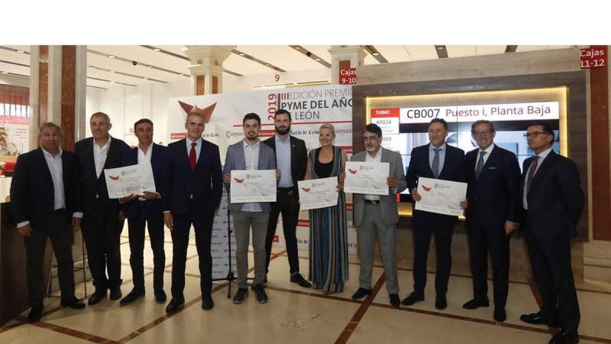 Foto de familia de todos los premiados en las instalaciones de la oficina central del Santander en León, en Ordoño II. JESÚS F. SALVADORES