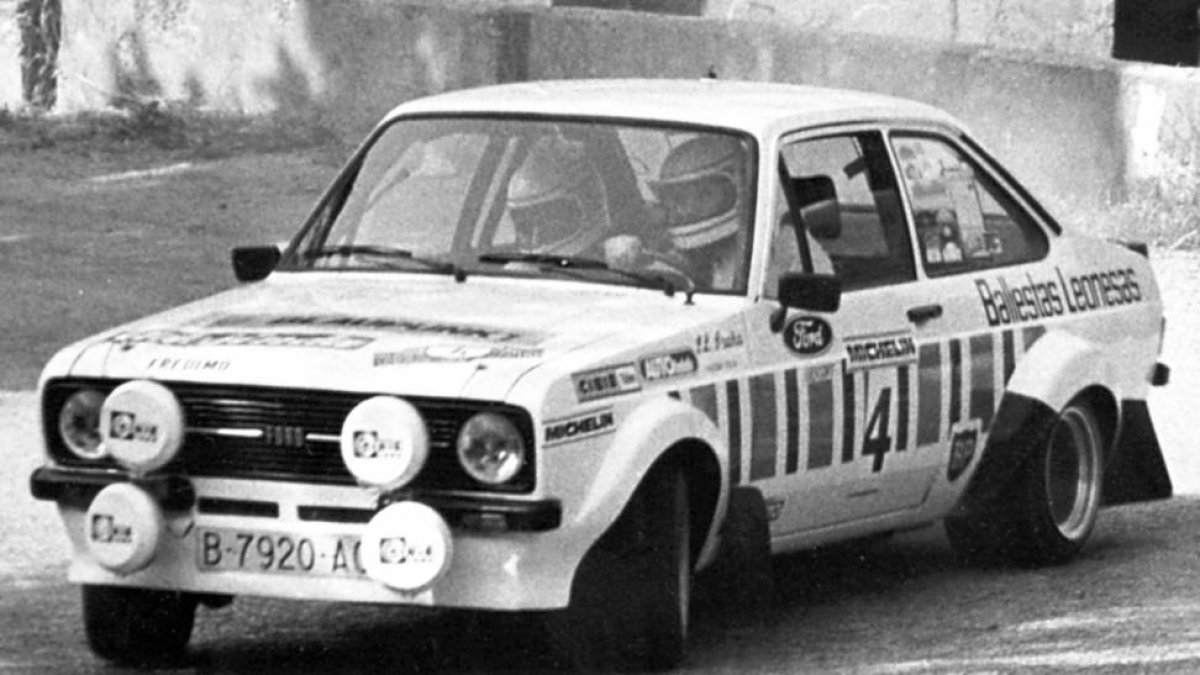Iconográfica imagen tomada en los años ochenta: José Luis Graña a los mandos de su Ford Escort MKII en una espectacular atacada a un tramo especial.