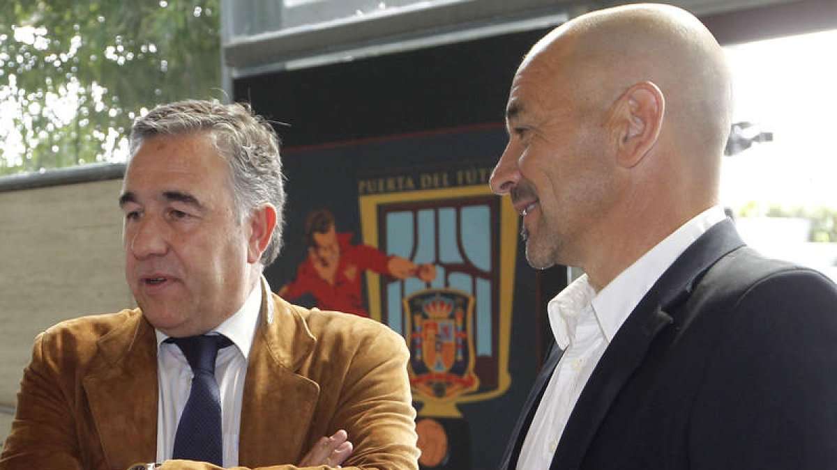 El presidente de la Ponferradina, José Fernández ‘Silvano’ (izquierda), se reunió con Claudio para tratar de remediar lo deportivo.