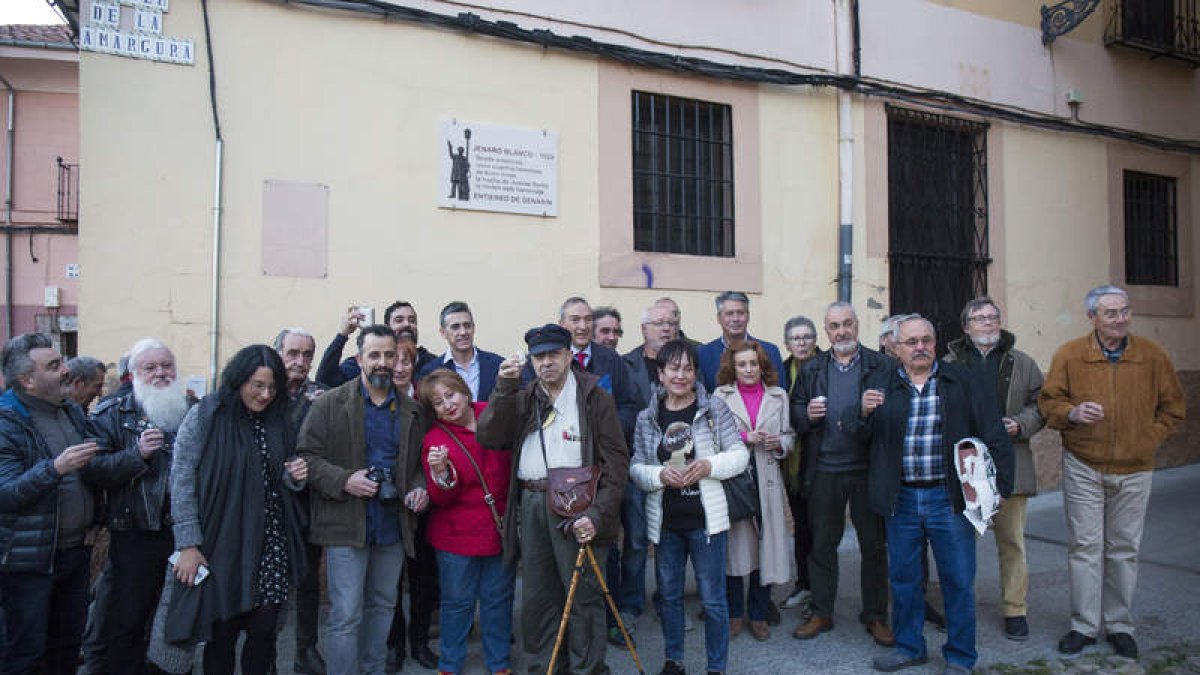 Asistentes al descubrimiento de la placa en honor a Genarín. FERNANDO OTERO