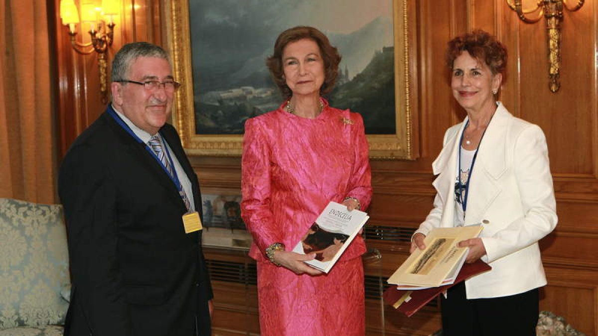Fotografía en la que la reina posa junto a Juan Manuel Martínez Valdueza y María Jesús Fernández Rodríguez. Abajo, la reina y su hermana en una excavación en Grecia