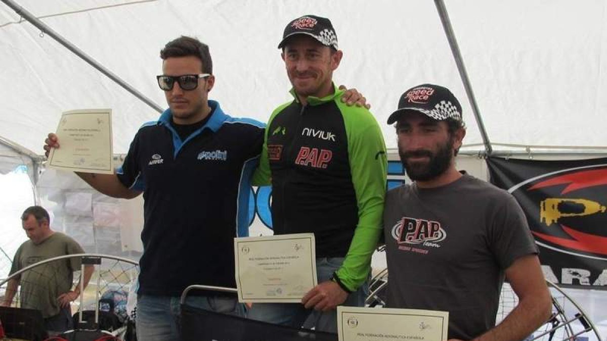 Víctor Rodríguez ‘Moncho, a la izquierda, en el segundo cajón del podio del nacional.