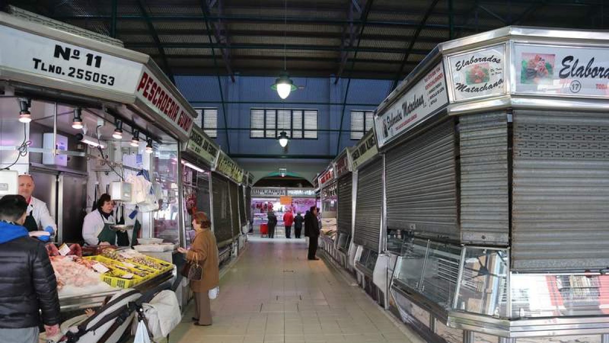 Cada vez hay menos movimiento y vendedores en el mercado del Conde Luna.