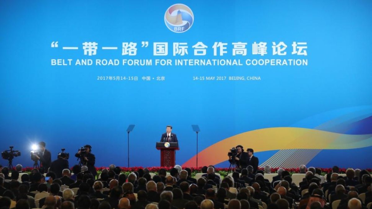 El presidente chino Xi Jinping pronuncia su discurso durante la inauguracion del foro sobre la Nueva Ruta de la Seda que promueve China.