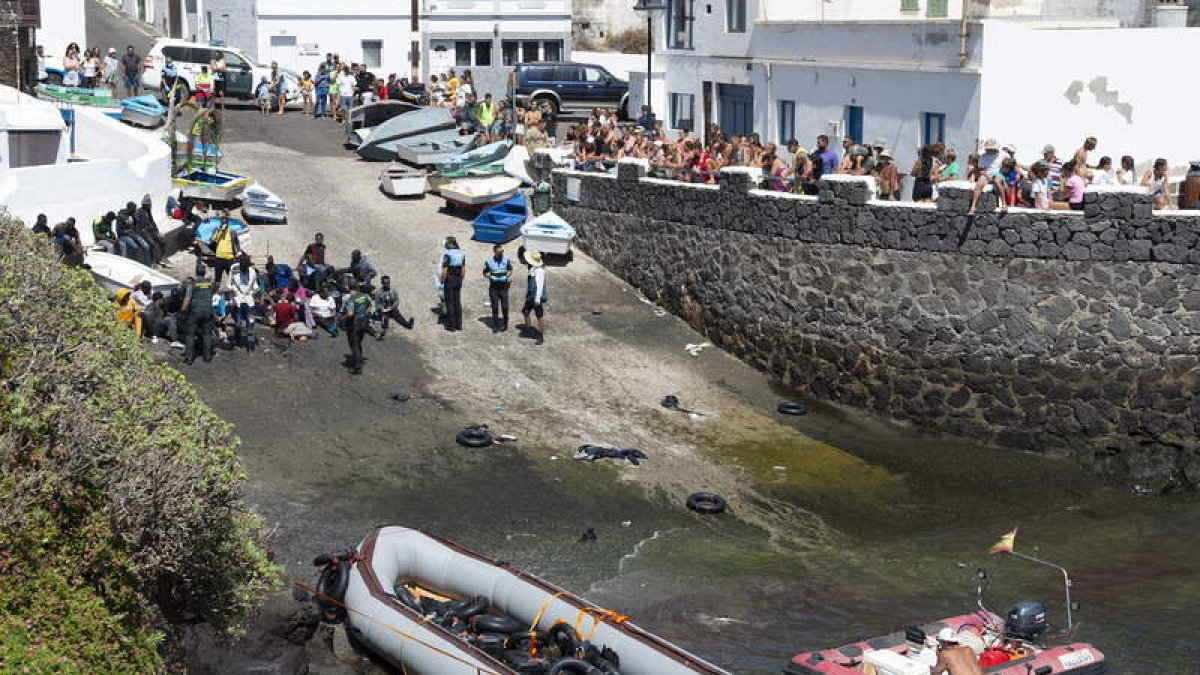 Llegada a la costa del pueblo de Punta Mujeres de una embarcación neumática con 43 migrantes. ADRIEL PERDOMNO