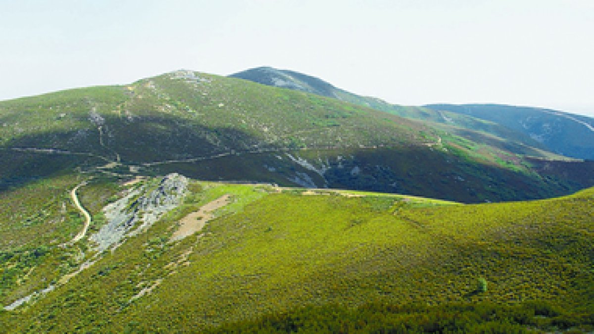 Vista del Alto del Pando con la «cicatriz» de la presa Antigua en el punto de cambio de vertiente.