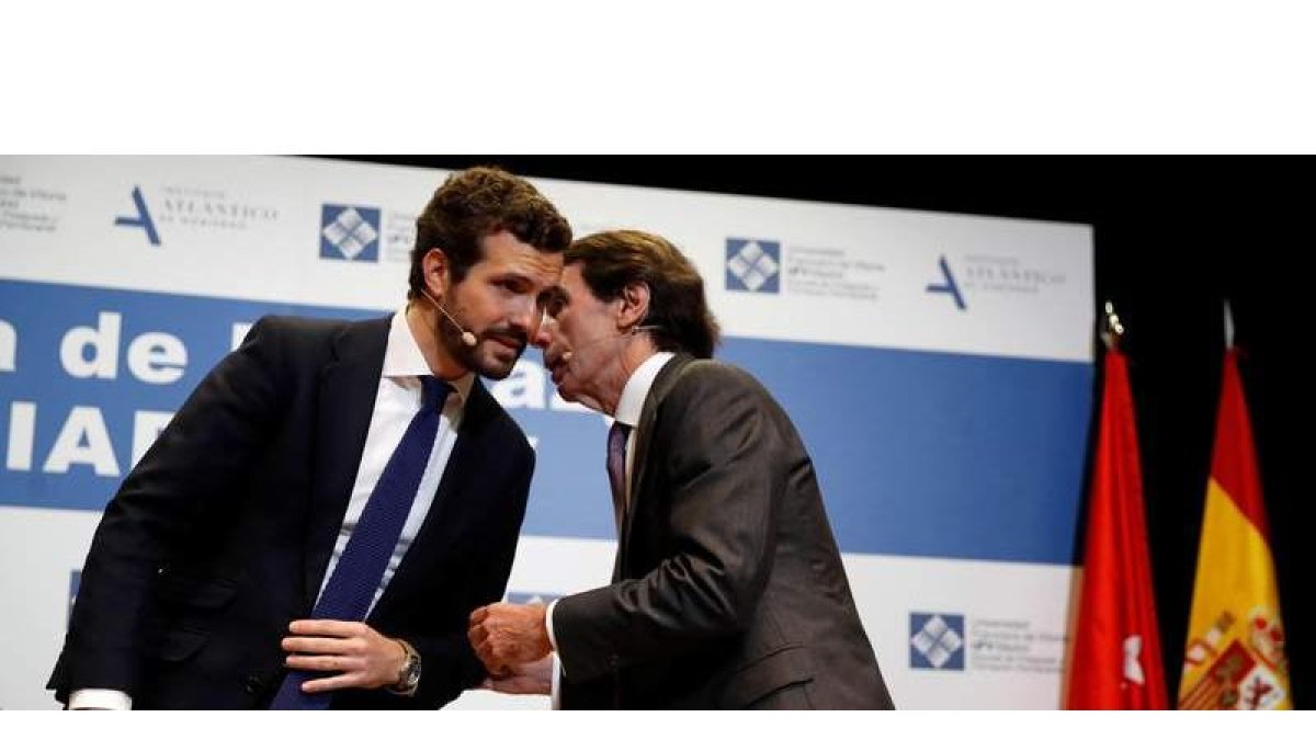 Pablo Casado escucha al expresidente del Gobierno, José María Aznar, en un acto oficial en enero. JUAN CARLOS HIDALGO