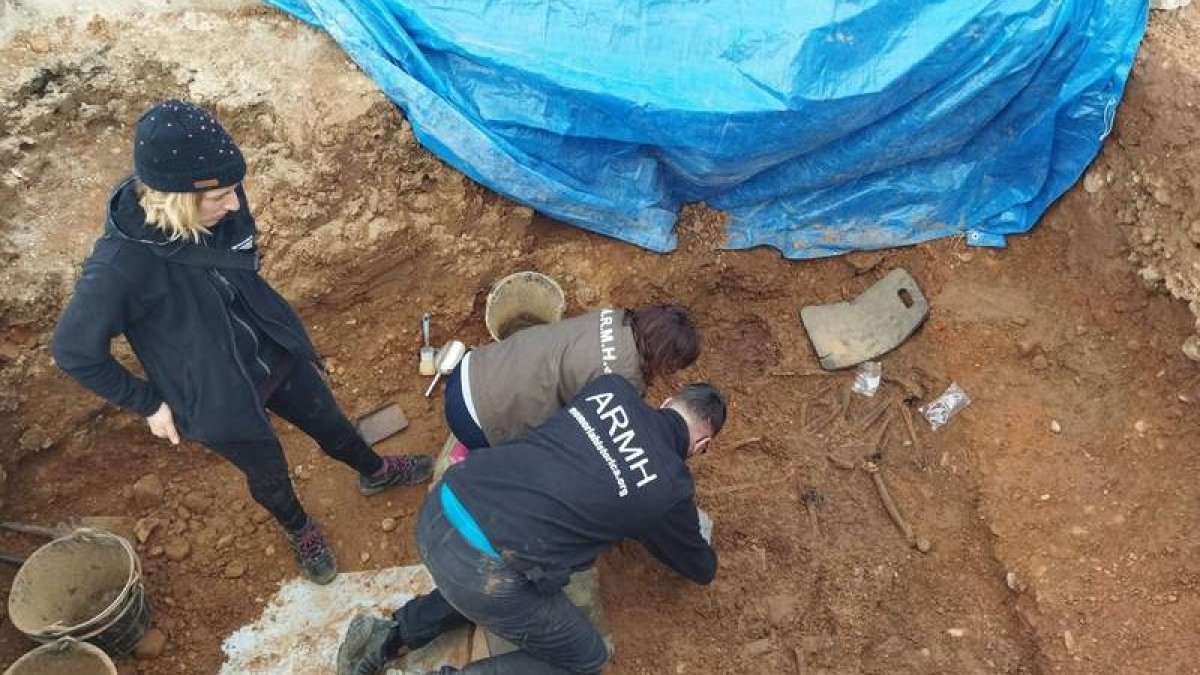 Exhumación de la
fosa de Villadangos
en febrero por la
ARMH, que aún no
está en el mapa.
GAITERO