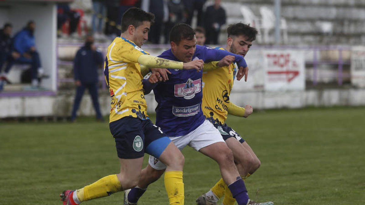 Los abulenses se hicieron con los tres puntos en La Llanera en la primera vuelta. FERNANDO OTERO