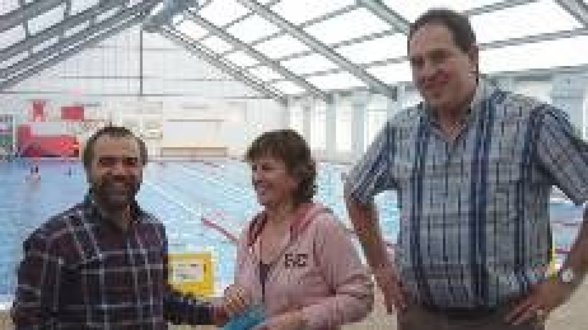 Covadonga Ortiz, entre el alcalde y el edil de Deportes, fue una de las participantes