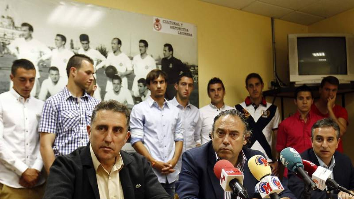 La directiva de la Cultural, con algunos futbolistas detrás, el día que pidieron ayuda a la afición.