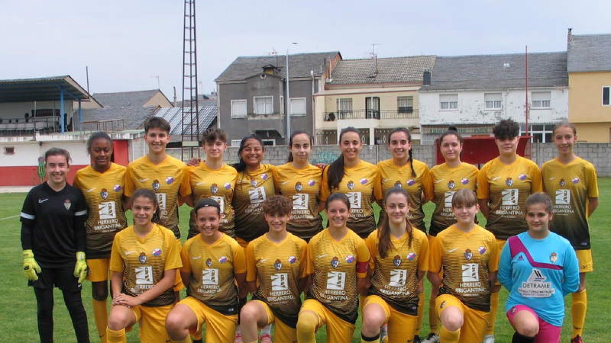 Formación del equipo Femenino Ponferradina. MANUEL MACÍAS