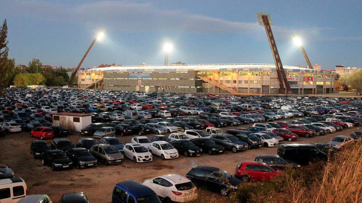Imagen del aparcamiento del estadio Reino de León en la tarde de ayer. SECUNDINO PÉREZ