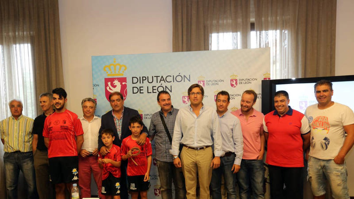 El acuerdo para ofrecer la lucha por La 8 televisión se rubricó ayer en la Diputación