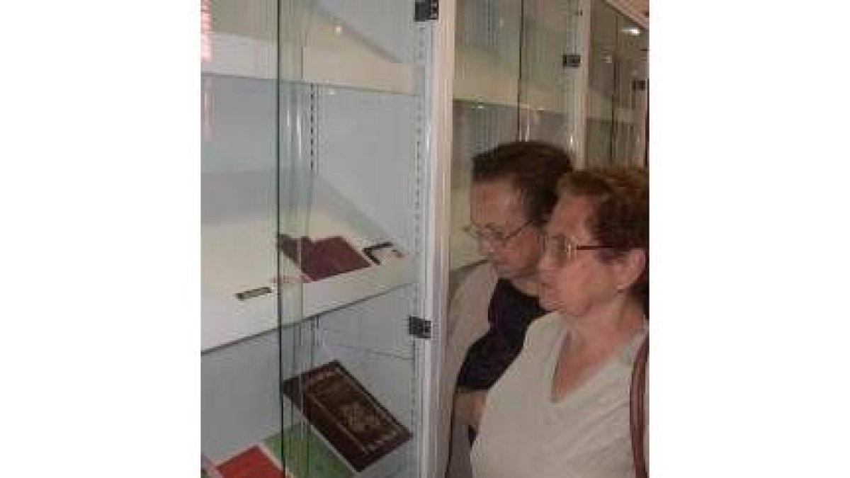 Dos mujeres contemplan los documentos