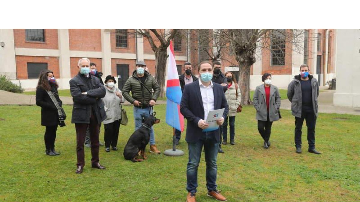Rául Rodríguez Canca, ayer junto al resto de la lista ante la Fábrica de Luz. L. DE LA MATA