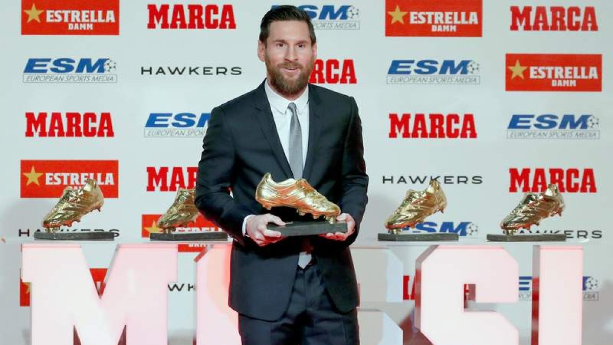 Leo Messi posa con la Bota de Oro. ALEJANDRO GARCÍA