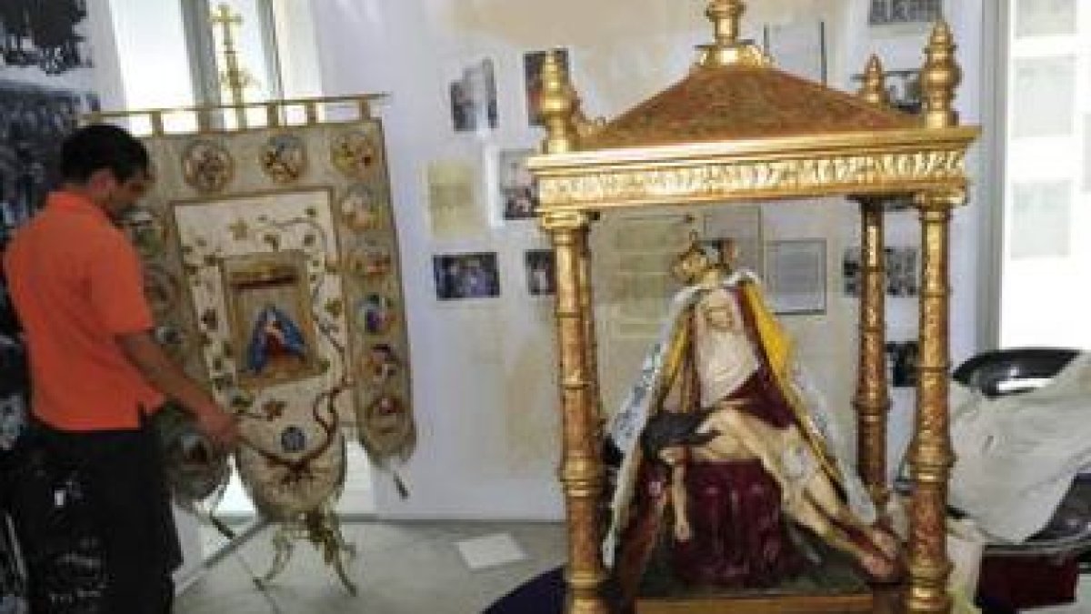 Réplica del trono de la Virgen del Camino, presente en la exposición migratoria.