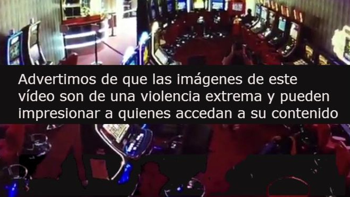 Imágenes en las que se ve a un hombre disparando a sangre fría en la cabeza de otro en un salón recreativo de Santa Coloma.