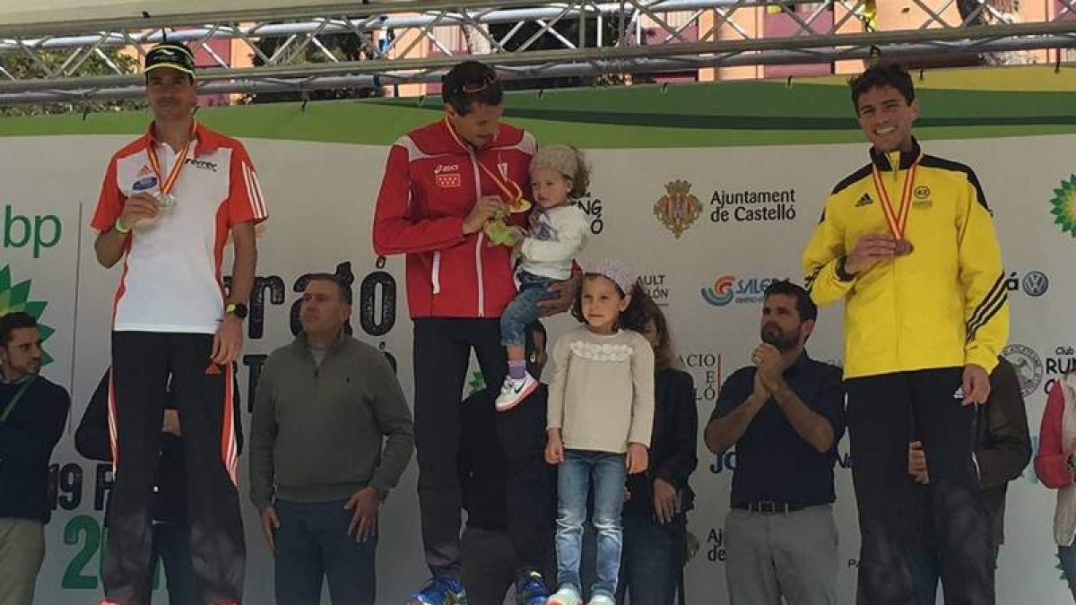 Kike Fernández Pinedo subió al segundo peldaño del podio en el Nacional de maratón. DL