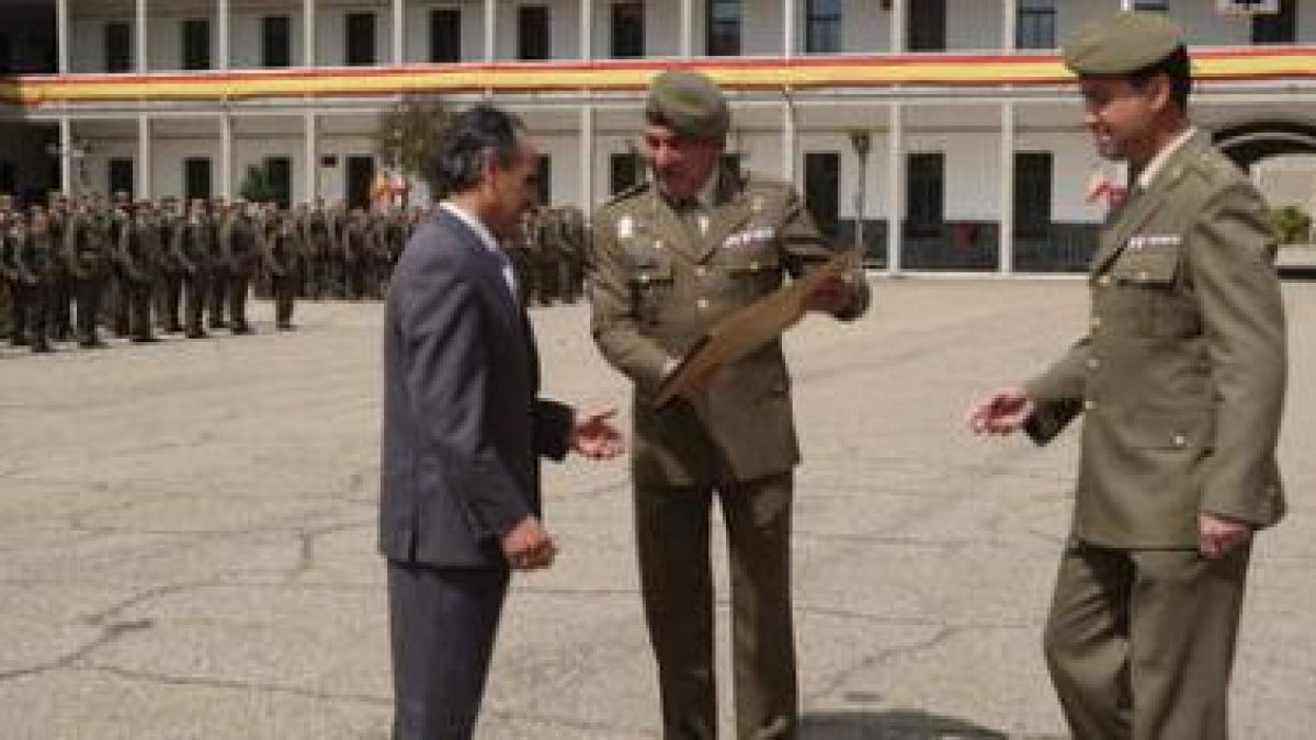 El alcalde recoge los distintivos que lo acreditan como artillero honorario.