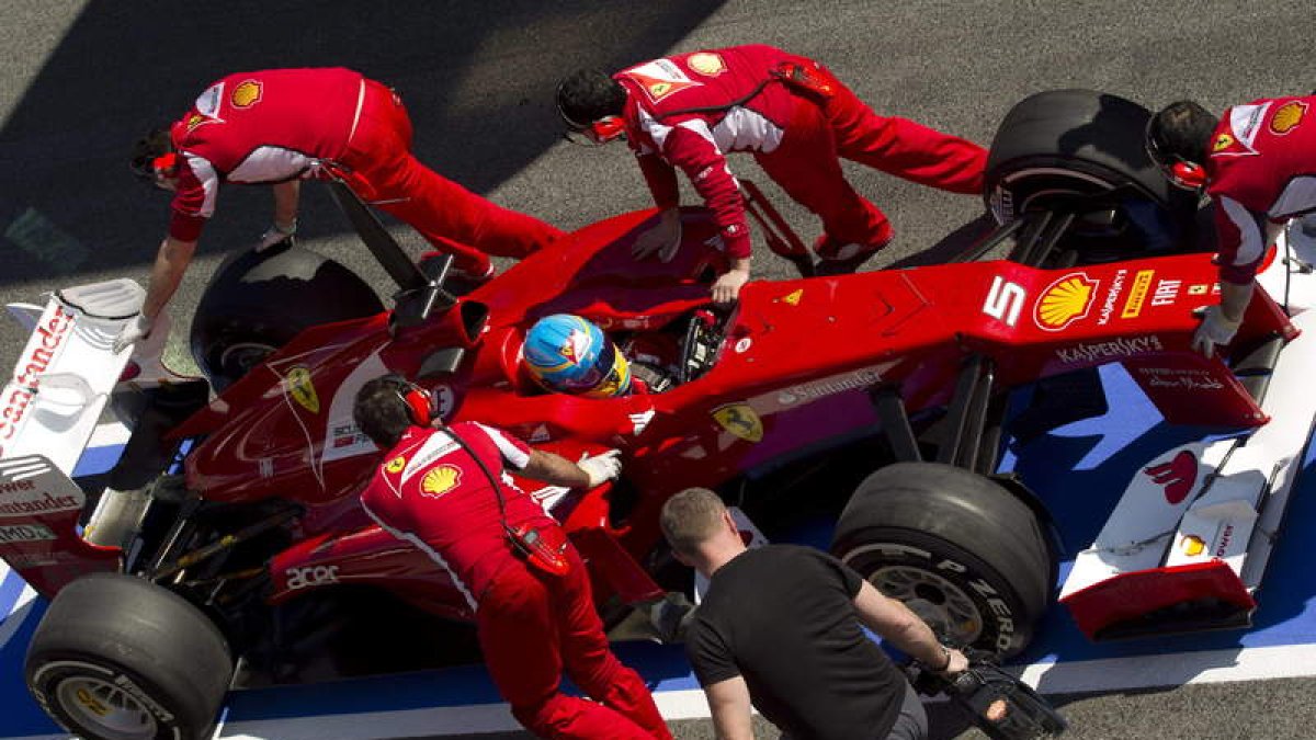 Fernando Alonso ayer con sus mecánicos.
