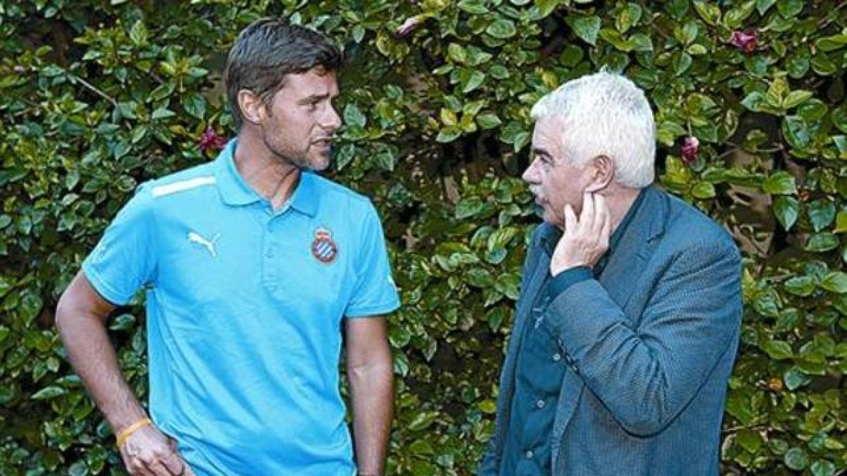 Pochettino, entrenador del Espanyol, junto a Pasqual Maragall, ayer.