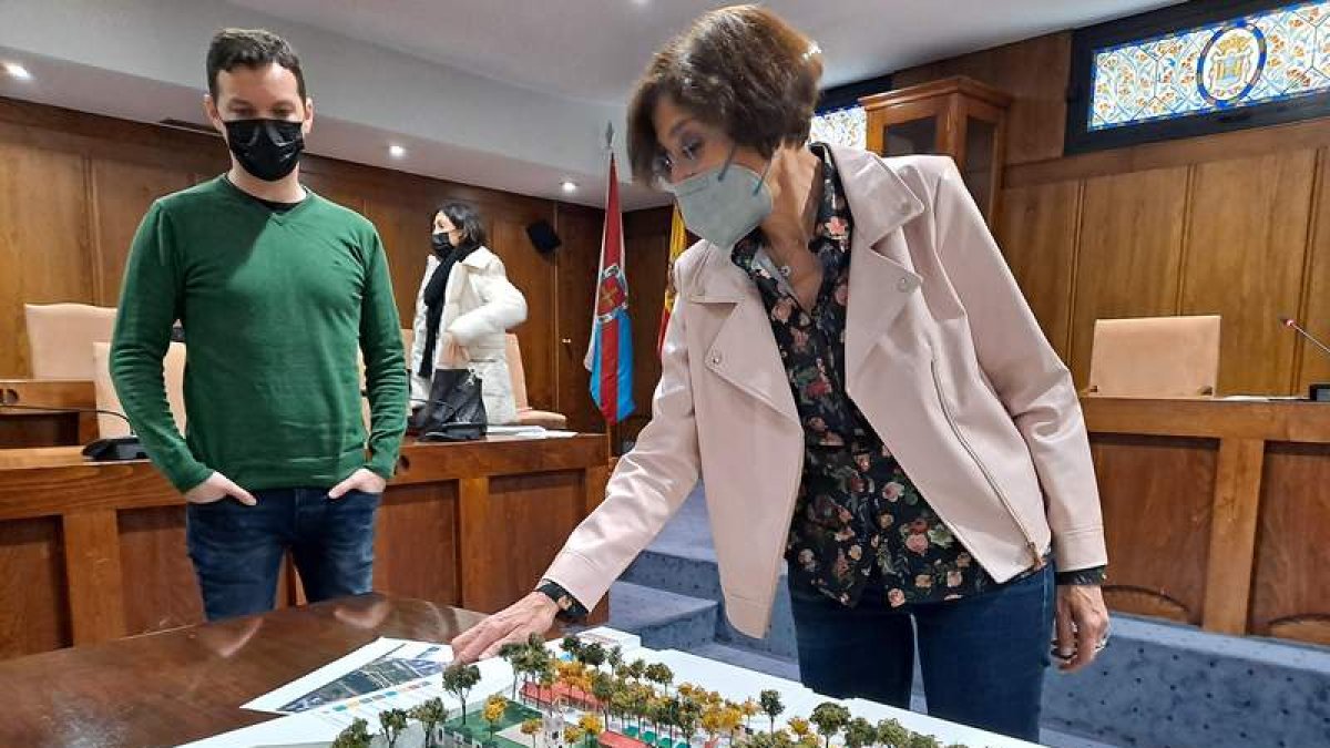 Concepción de Vega, junto a un técnico, mostró ayer la maqueta de Ponsferrata. DL
