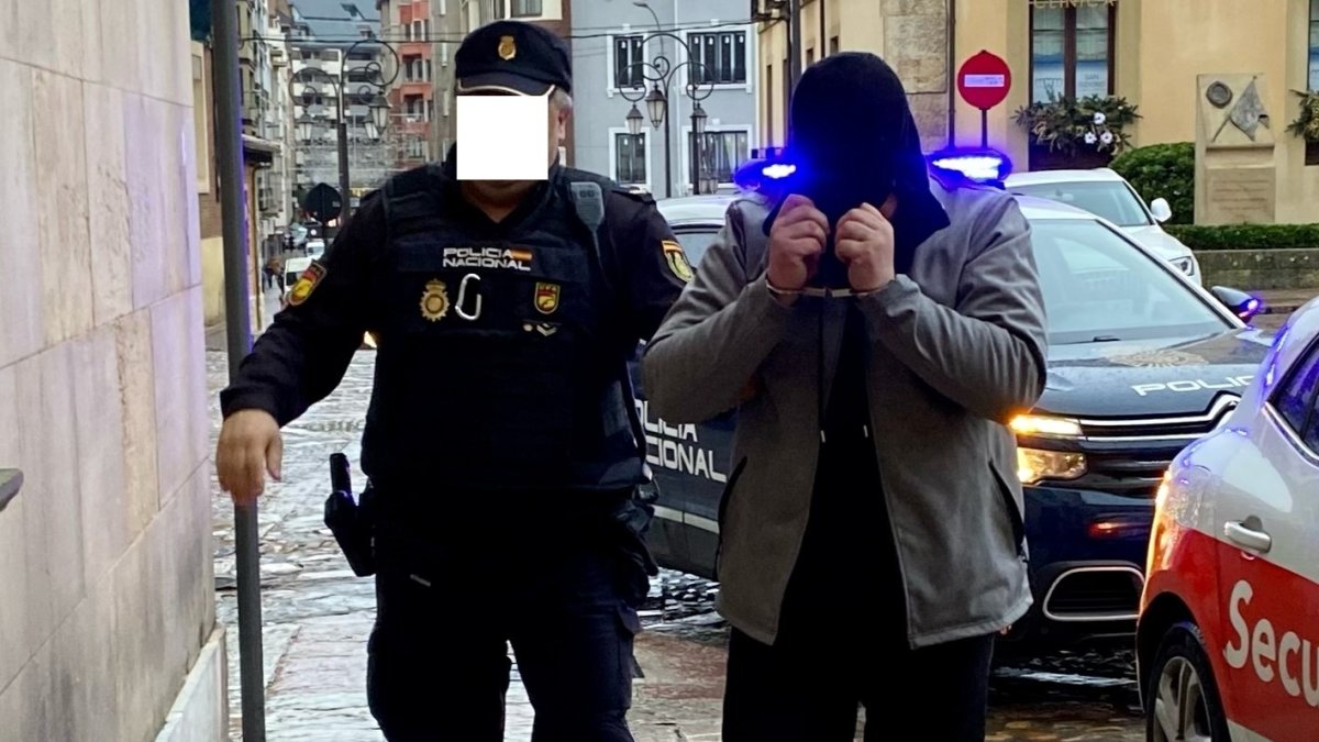 El acusado, a su llegada a la Audiencia. MAZ