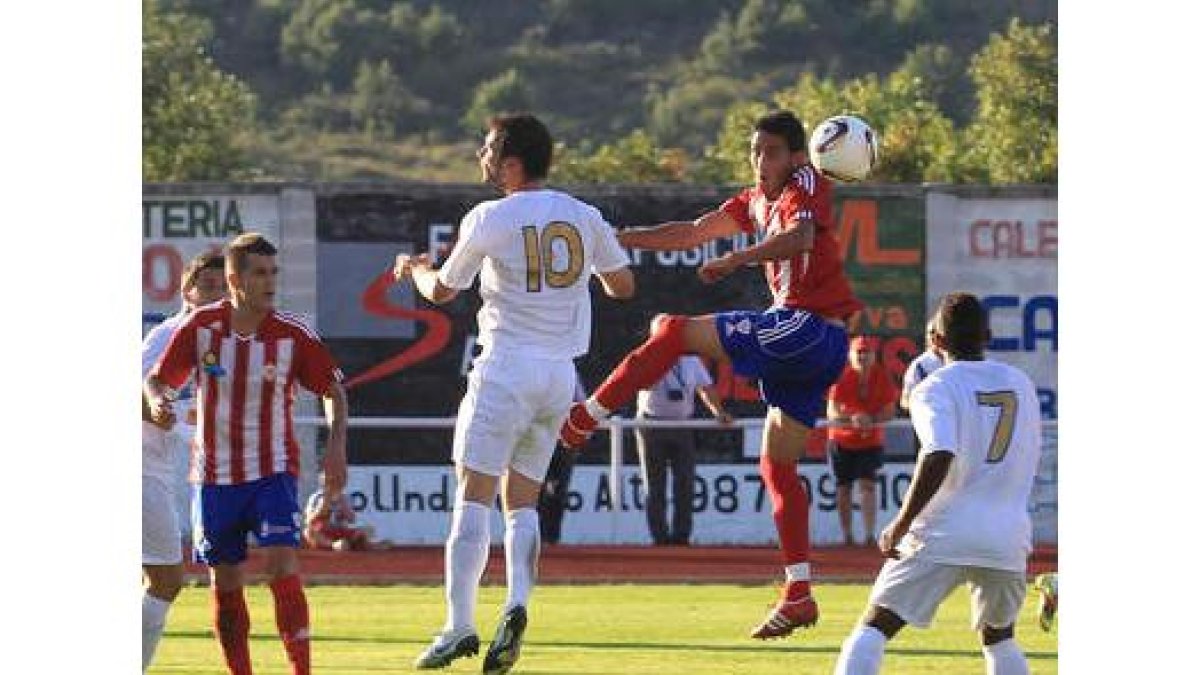 Rubén Alba trata de anticiparse a Joshua en un centro al área rojiblanca.