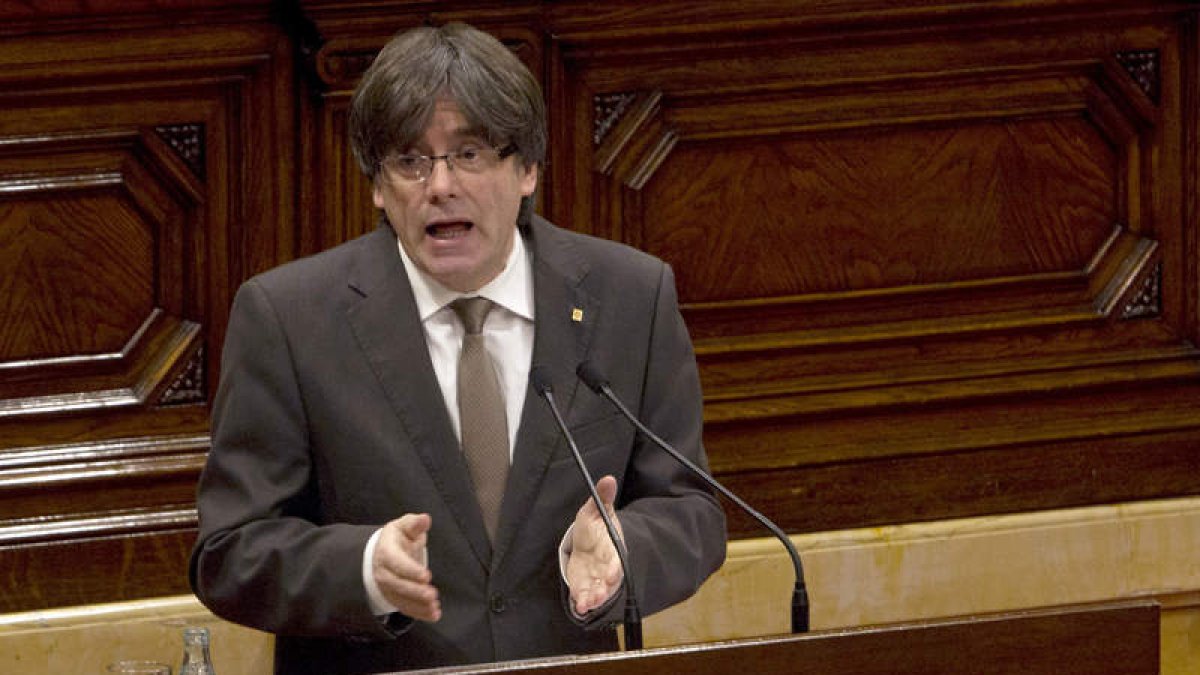 Puigdemont durante una de sus intervenciones en el pleno del Parlamento catalán.