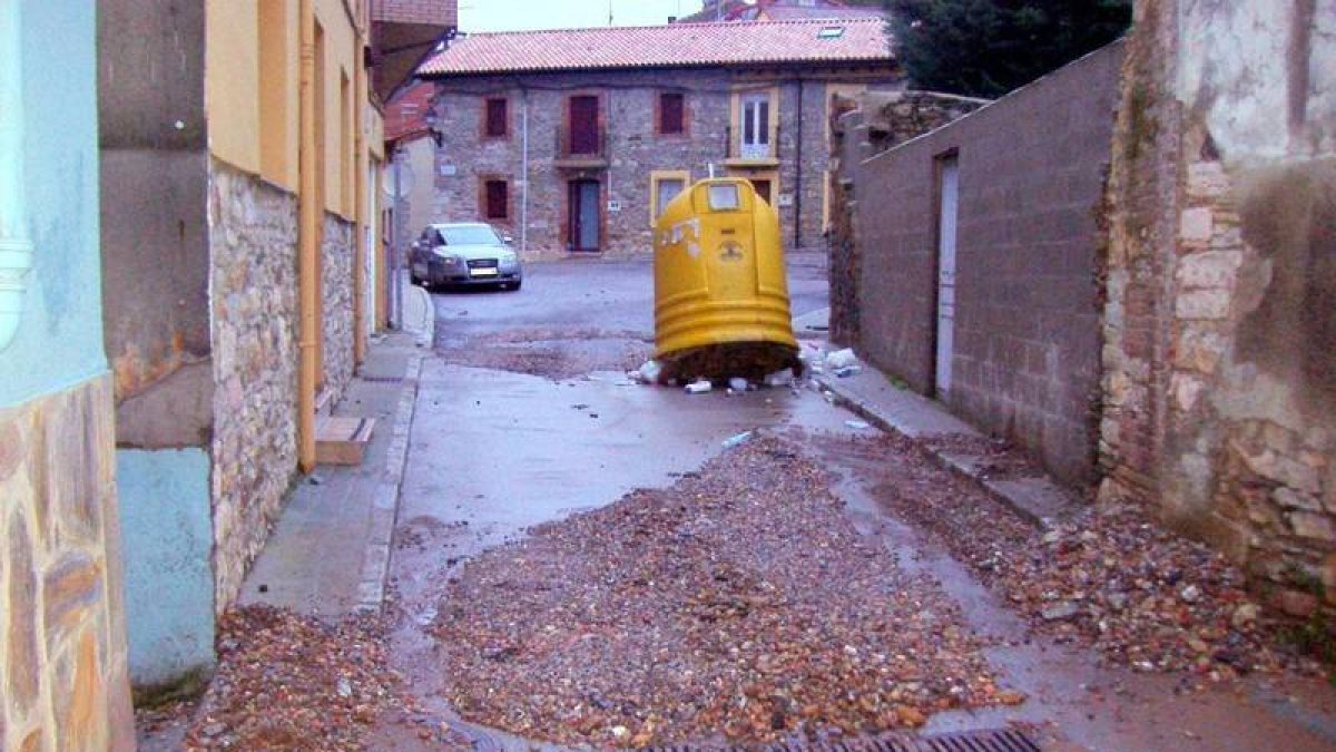 El agua arrastró lodo, piedras y contenedores
