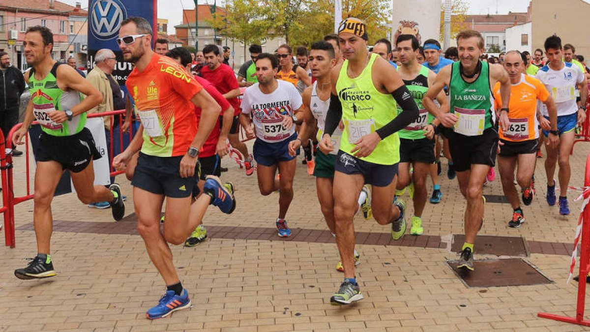 Aarón Arias, a la derecha, subió a lo más alto de la clasificación general en los ‘10 Kilómetros de San Andrés’.