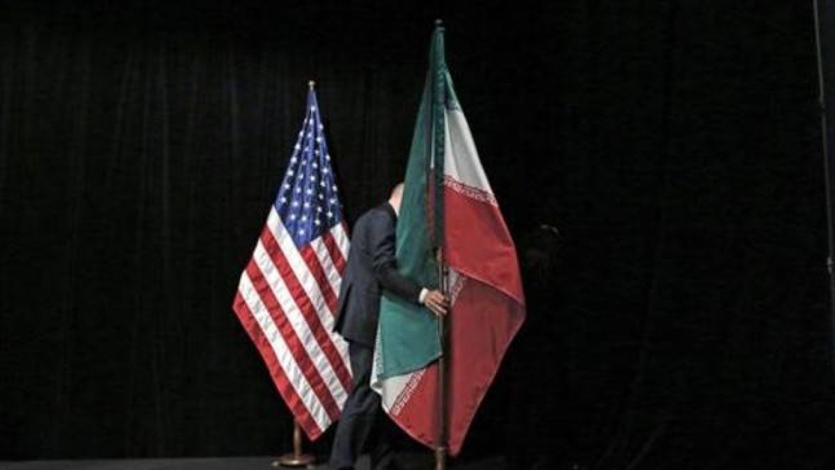 Las banderas estadounidense e iraní, en la sala de reuniones de Viena, este martes.