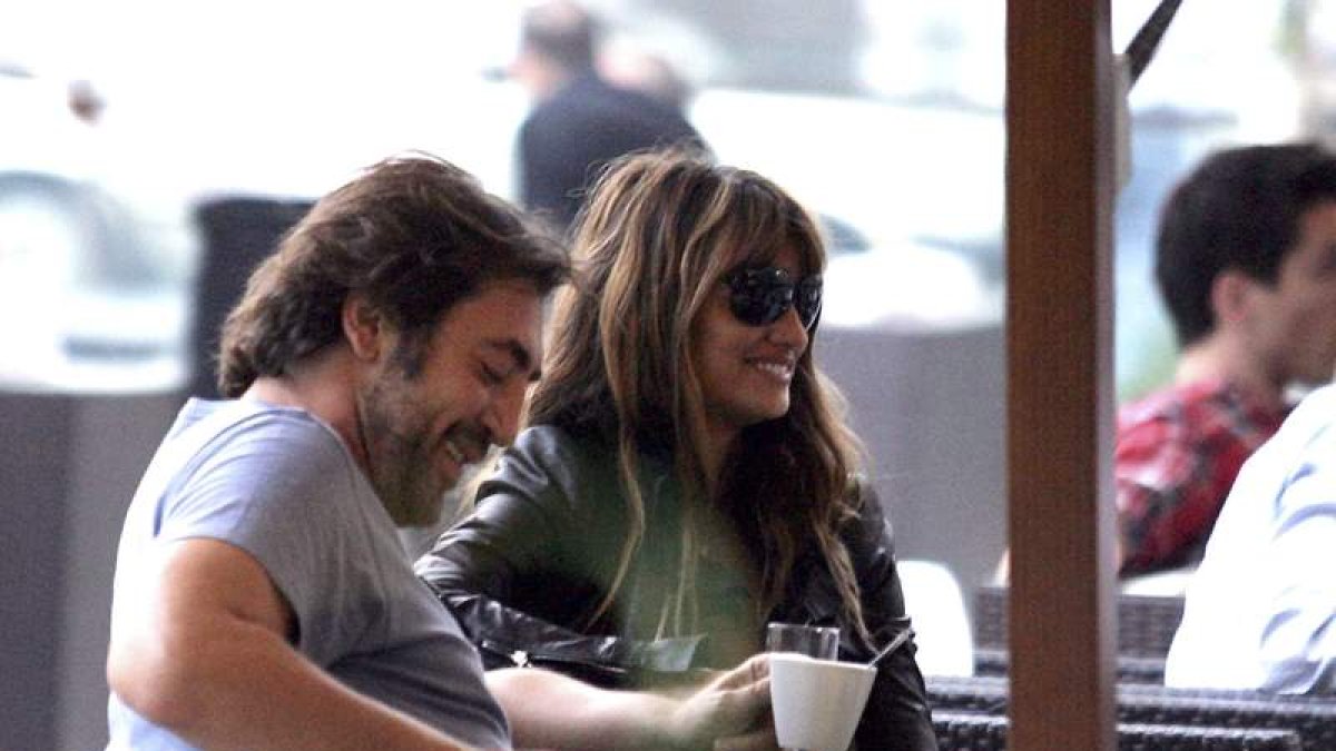 Penélope Cruz y su marido, Javier Bardem, conversan en el Hotel Café de Sarajevo.