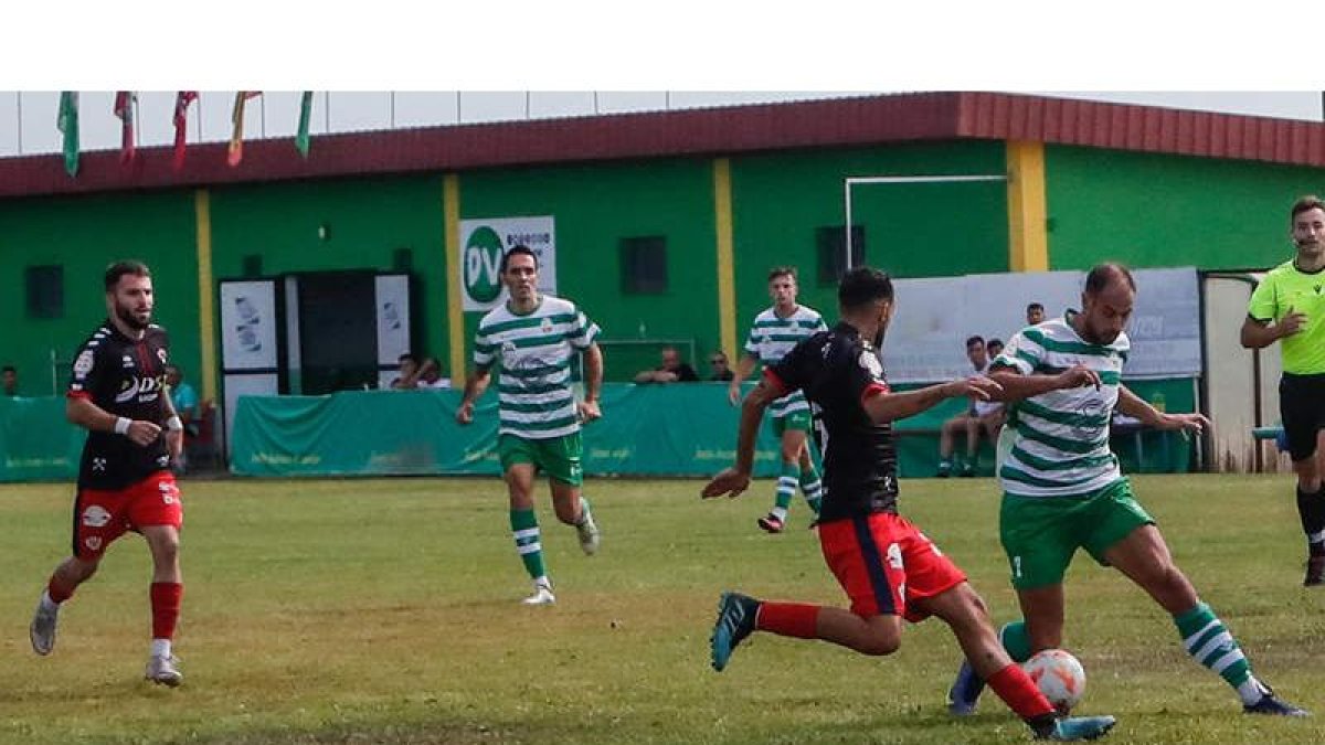 El derbi resultó muy igualado y solo se pudo resolver en el tiempo añadadido. MIGUEL F. B.