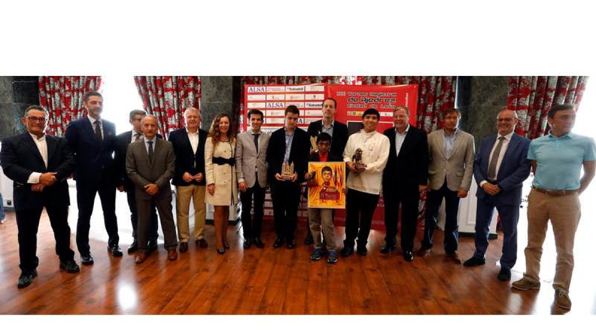 Imagen de familia de todos los premiados, autoridades y patrocinadores en la clausura del Magistral que tuvo como escenario los salones del Hotel Conde Luna. MARCIANO PÉREZ