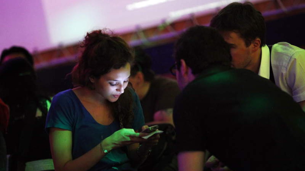 El uso de los dispositivos ha aumentado entre los niños y adolescentes. FELIPE TRUEBA