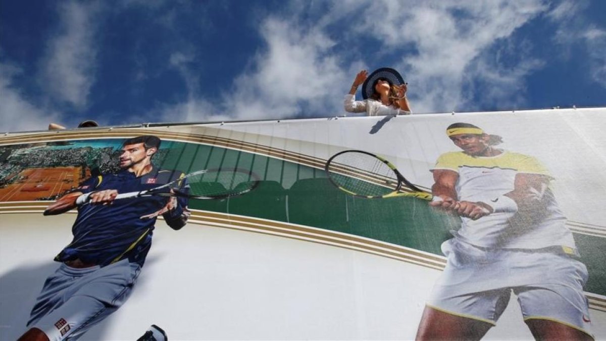 Imágenes de Djokovic y Nadal decoran algunas lonas en el Country Club de Montecarlo.