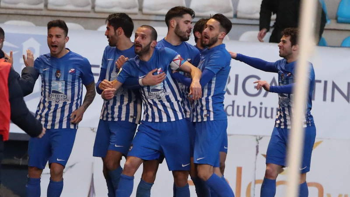 El conjunto berciano cedió un empate en los minutos finales del partido. L. DE LA MATA