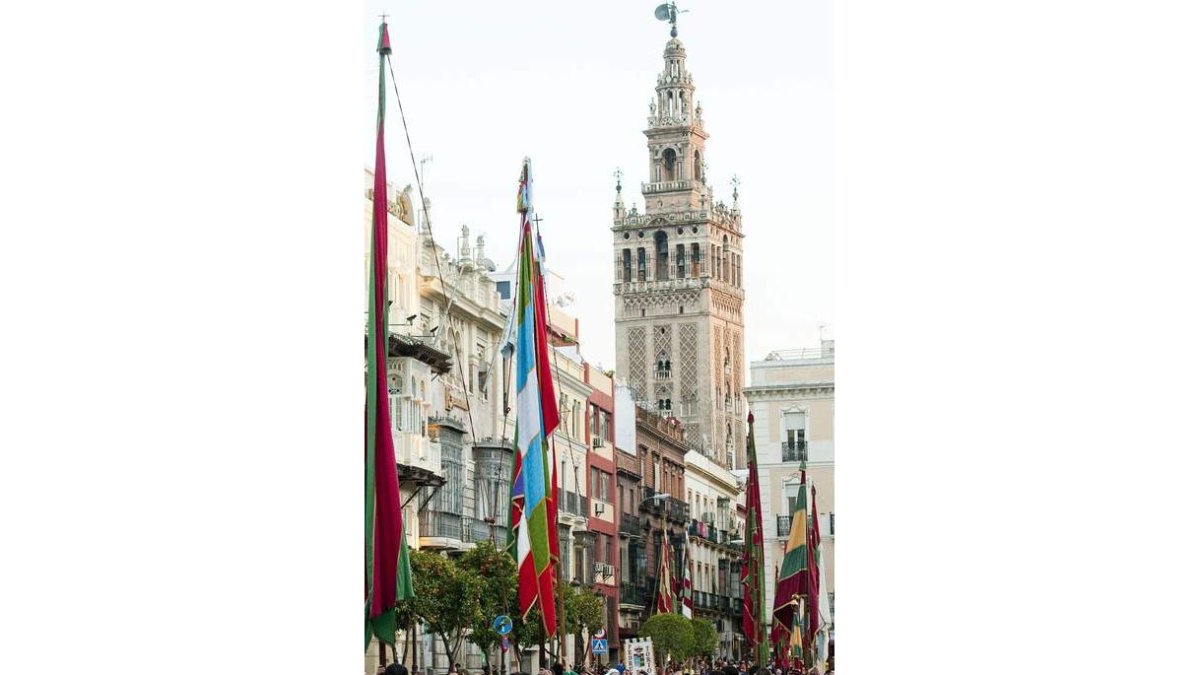 El desfile de los pendones de León asombró a los sevillanos en plena tarde de compras.
