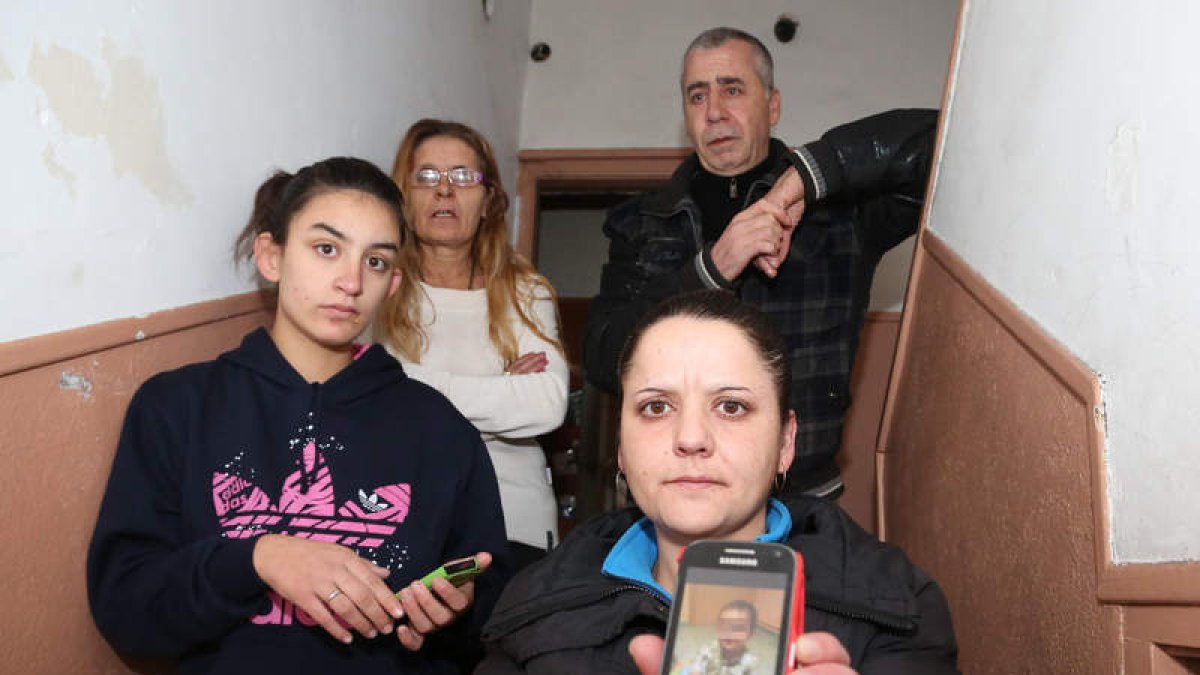 La madre (con sudadera), las dos abuelas y un amigo, ayer en su casa de Santa Lucía.