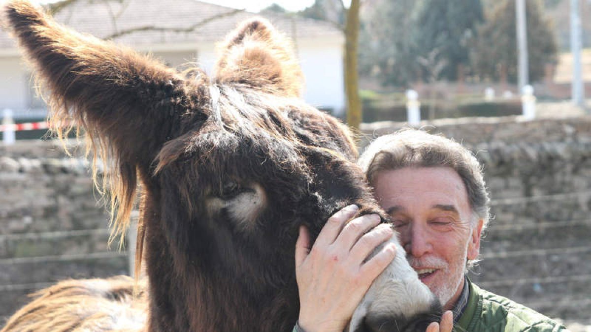 Miguel Alejo junto a uno de los dos burros que tiene.