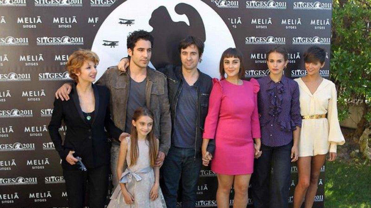 El director de cine Eduardo Chapero Jackson, junto a los protagonistas de su cinta, Najwa Nimri; Miriam Rodríguez; Miguel Ángel Silvestre; Alba Garcián; Verónica Echegui y Macarena Gómez.