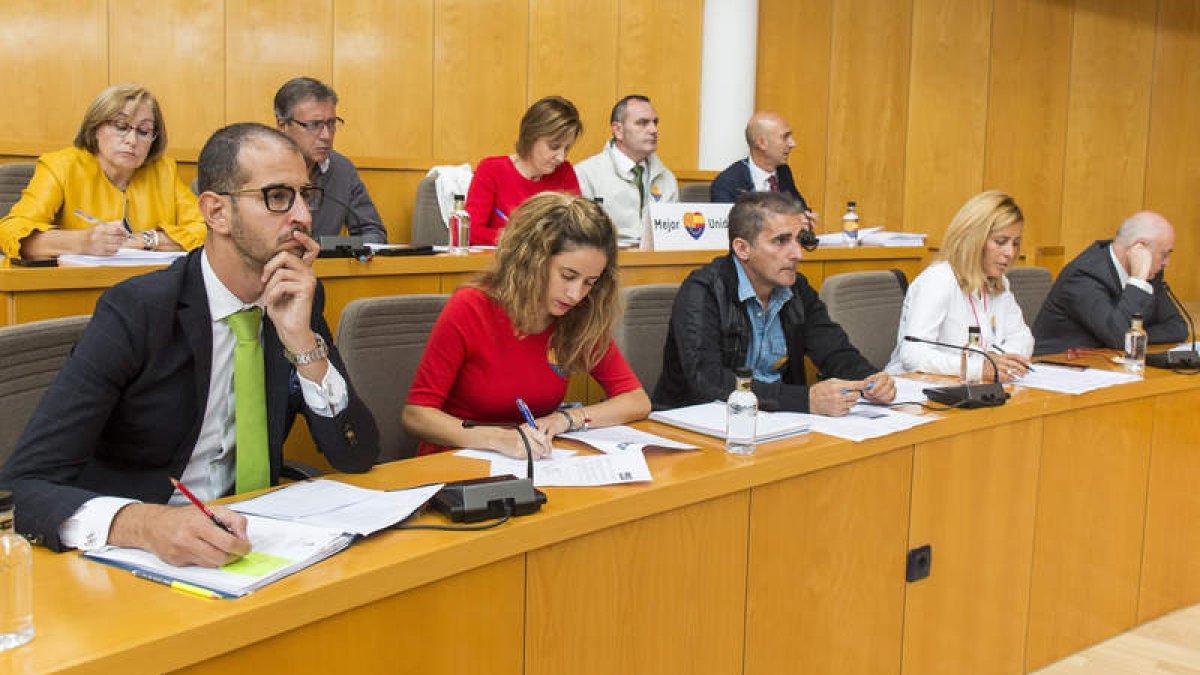 Los cinco concejales del PP en San Andrés, en una sesión plenaria del Ayuntamiento. FERNANDO OTERO