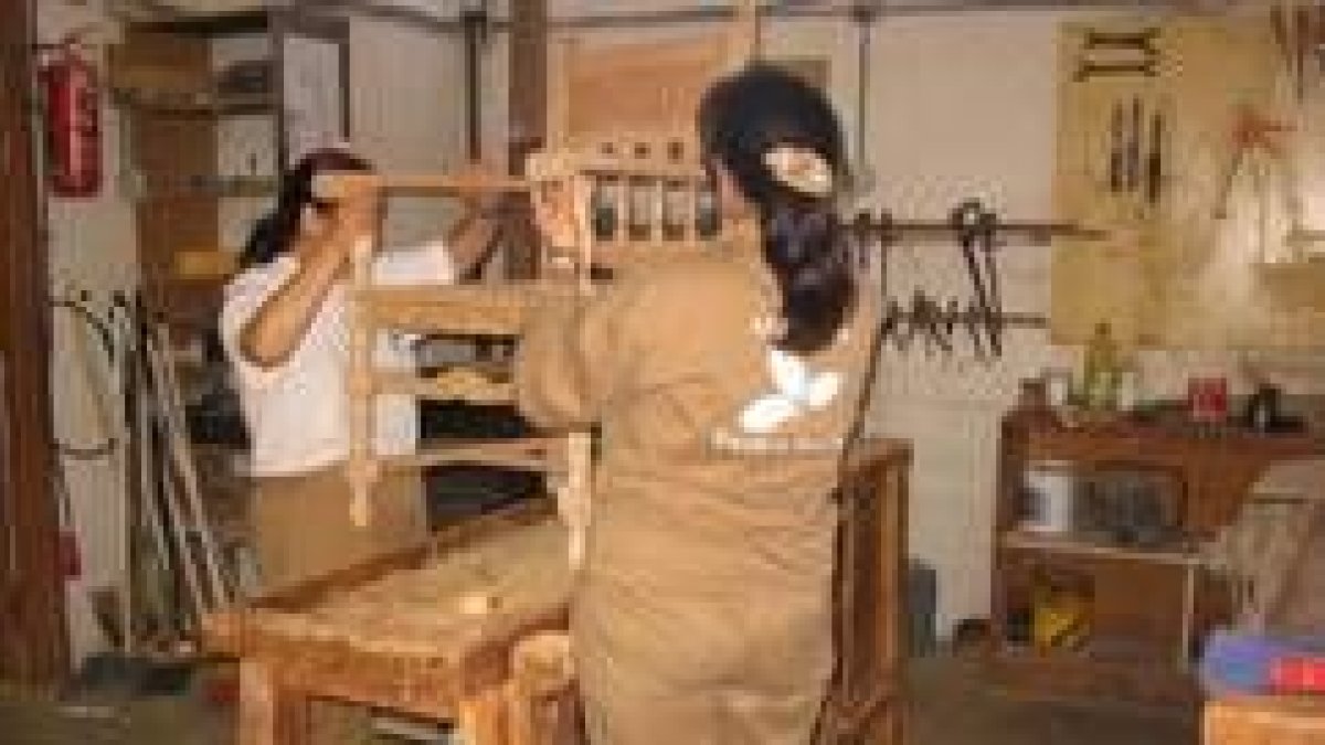 Dos alumnas del módulo de restauración de muebles en un momento del trabajo