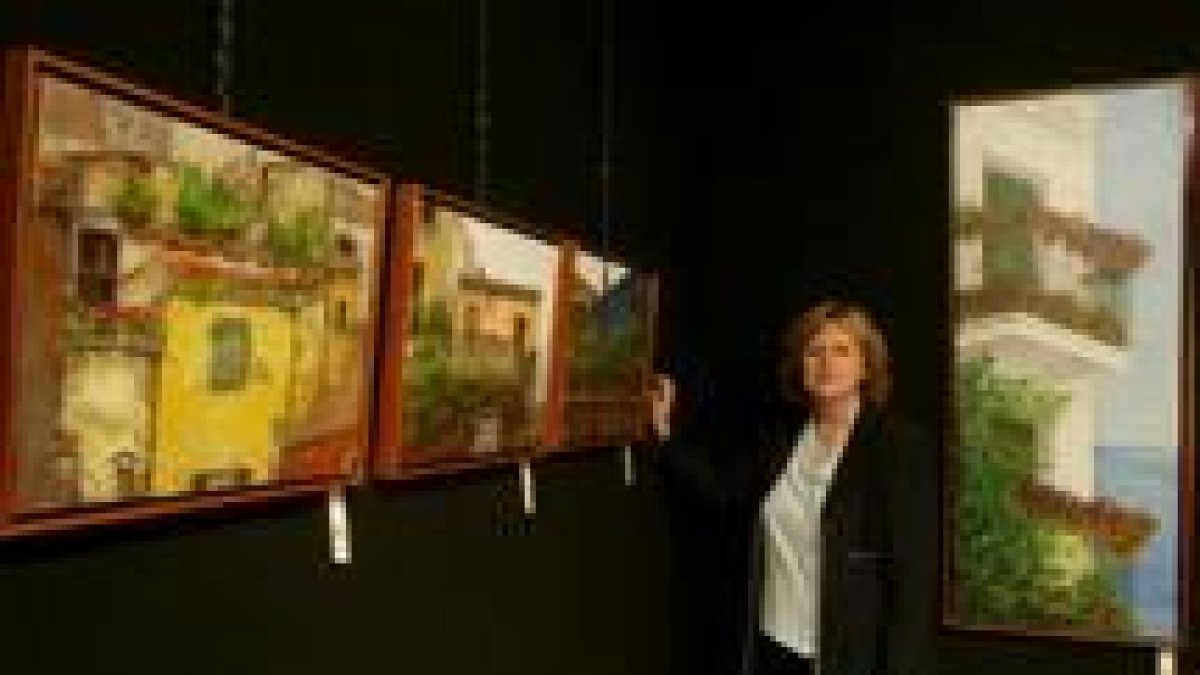 La artista catalana posa junto a varias de las obras que expone en la galería leonesa Bernesga
