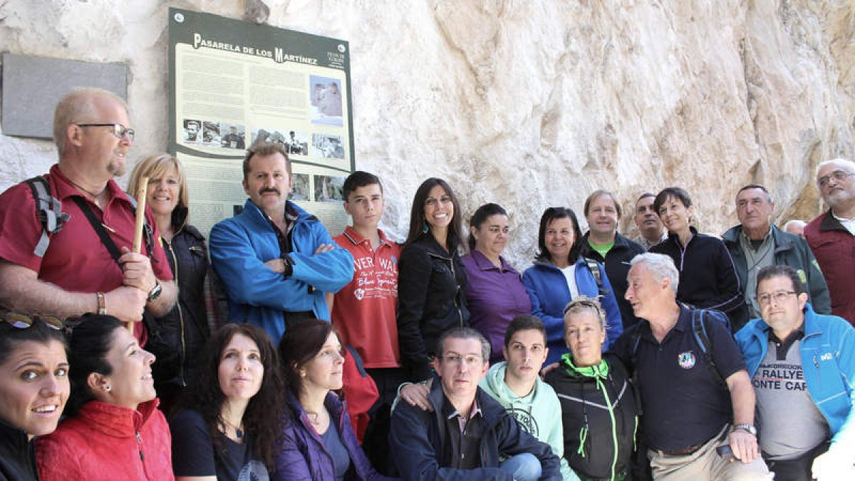 Miembros de la familia Martínez posan con las autoridades tras el descubrimiento de la placa